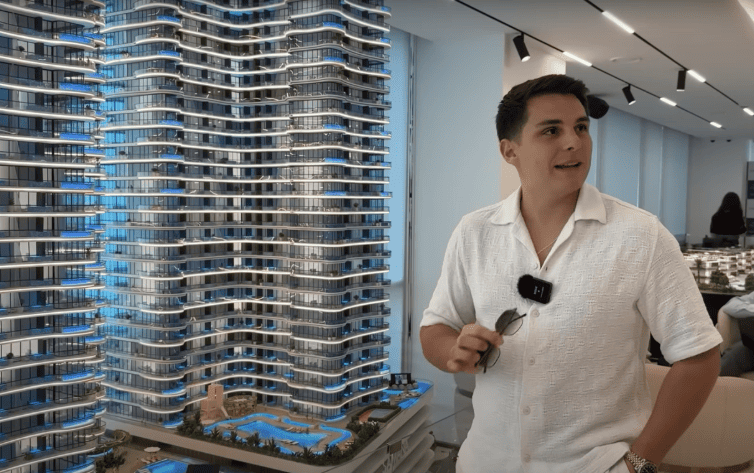Miguel Sierra viendo una maqueta de un edifico en Dubai