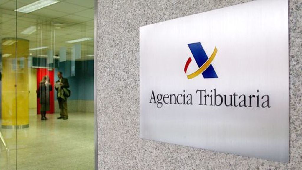 Imagen del lobby y el logo de la Agencia tributaria
